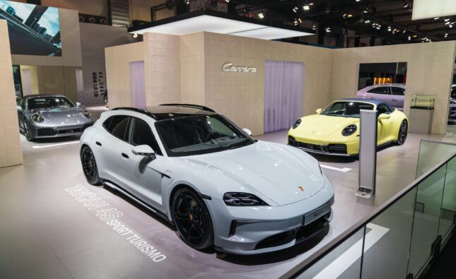 Porsche au Salon de l’auto : entre tradition et innovation électrique